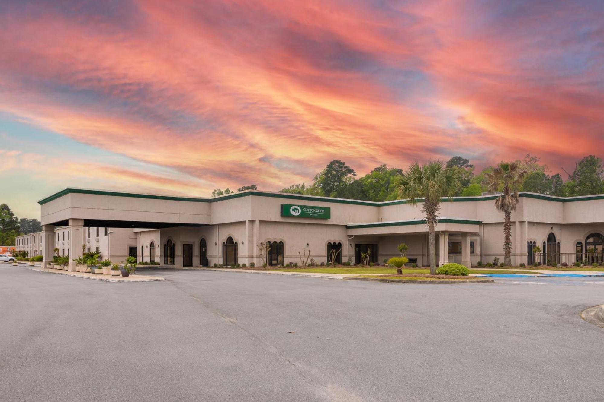 Cottonwood Suites Savannah Hotel & Conference Center Pooler Exterior foto